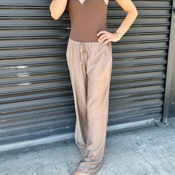 Light Cocoa Stretch Waist Linen Blend Crinkled Wide Leg Pant with Pockets - Picture 2 of 4